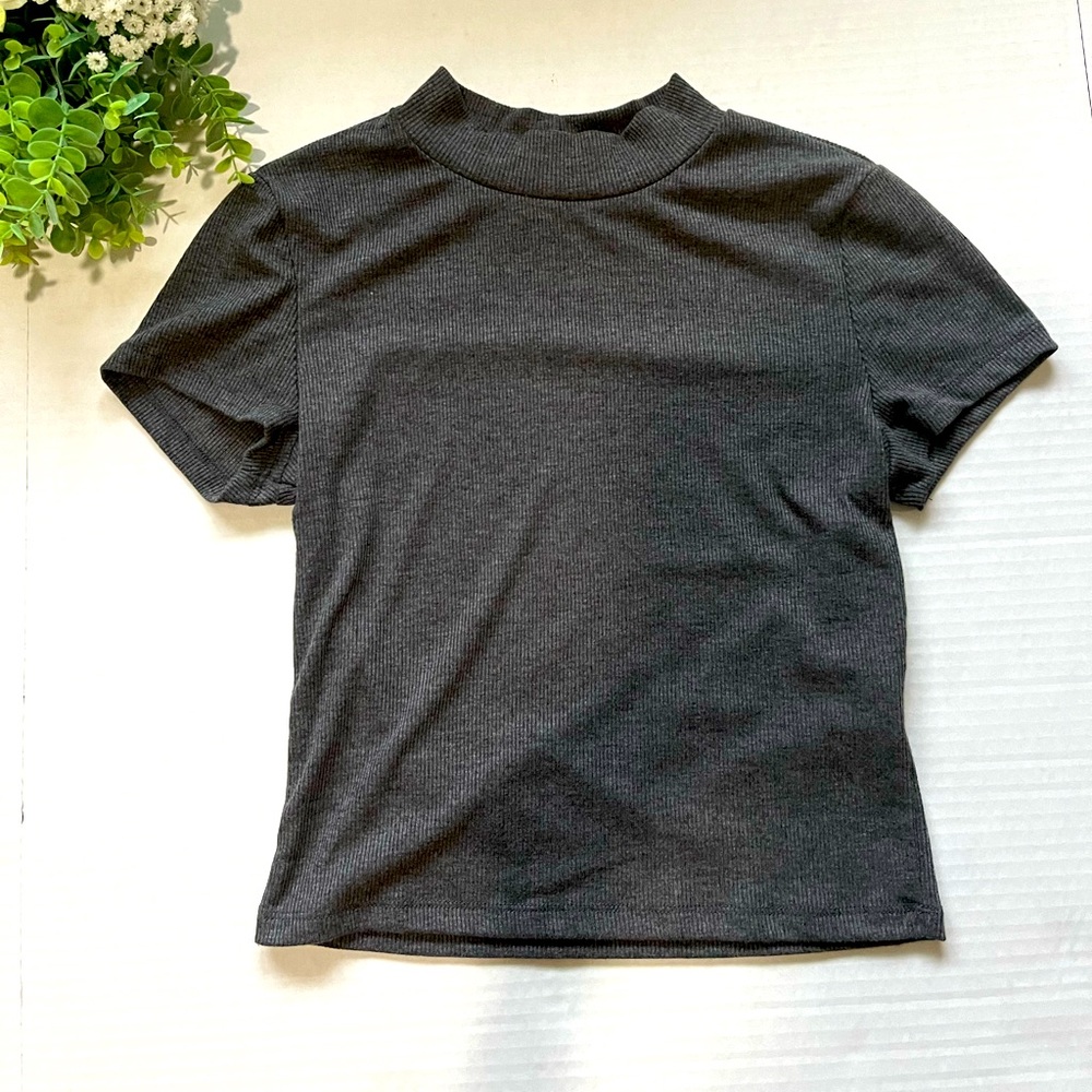 Grey crop top - size medium